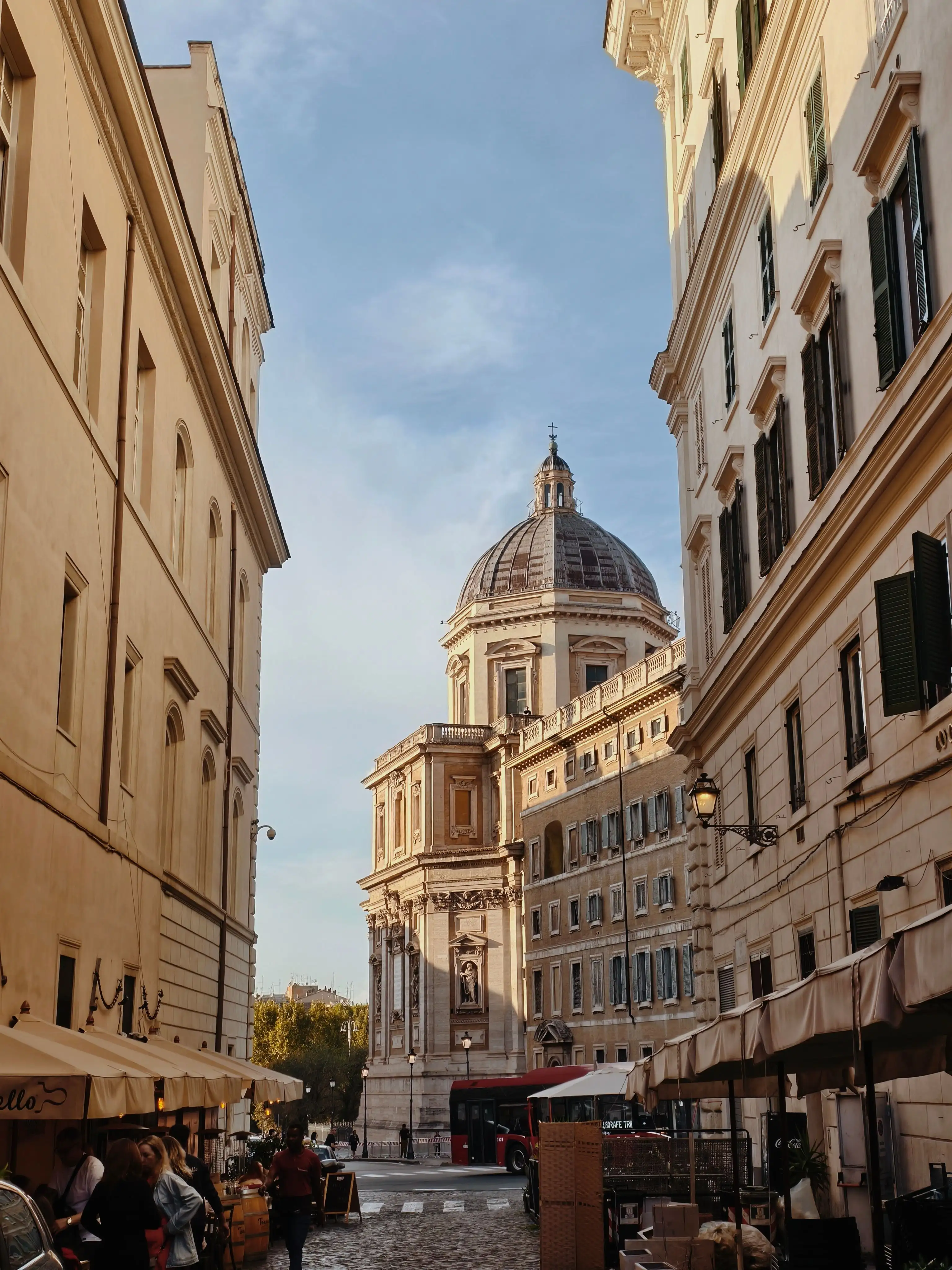 Вид с улочки на Papal Basilica of Saint Mary Major