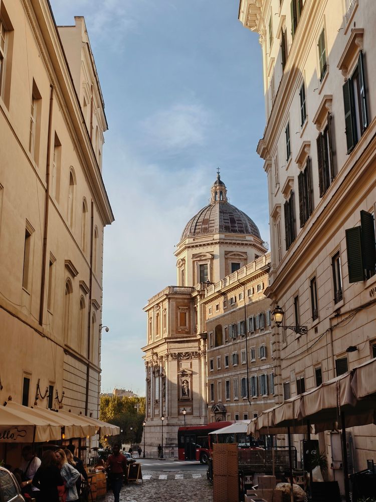 Вид с улочки на Papal Basilica of Saint Mary Major