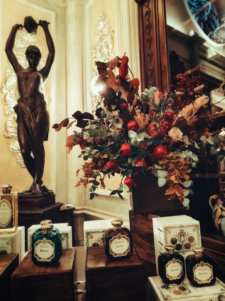 статуя в аптеке во Флоренции Santa Maria Novella